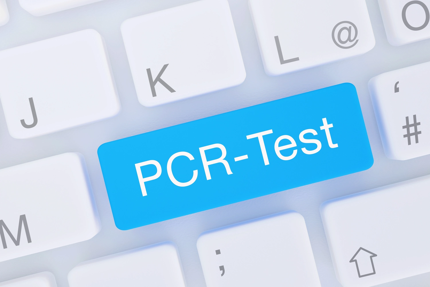 PCR-Test – PCR-Test-Diagnostiken beim Menschen - Wissenschaftler oder Forscher oder Doktorand geben DNA-Proben in PCR ein